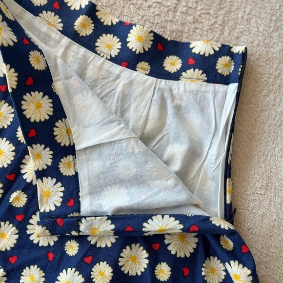 Retro-Inspired Navy Daisy A-Line Skirt with Red Heart Accents M - Picture 8 of 10